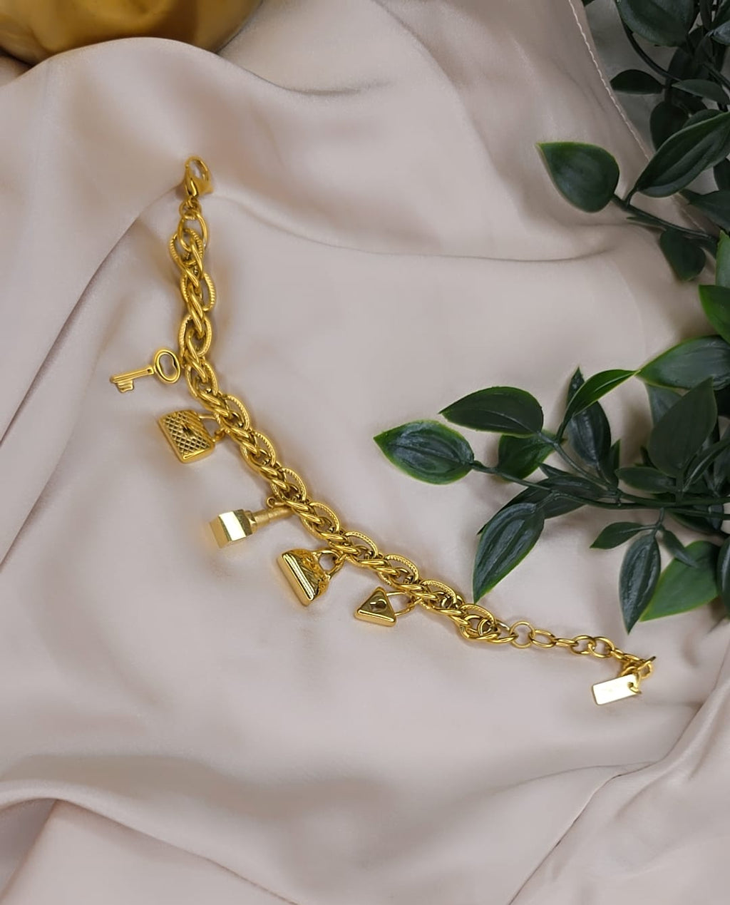 Gourmette motifs doré