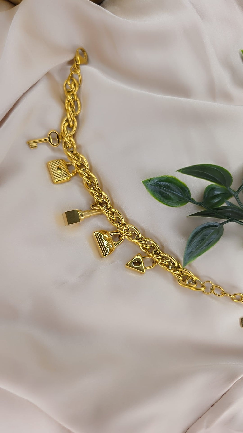 Gourmette motifs doré