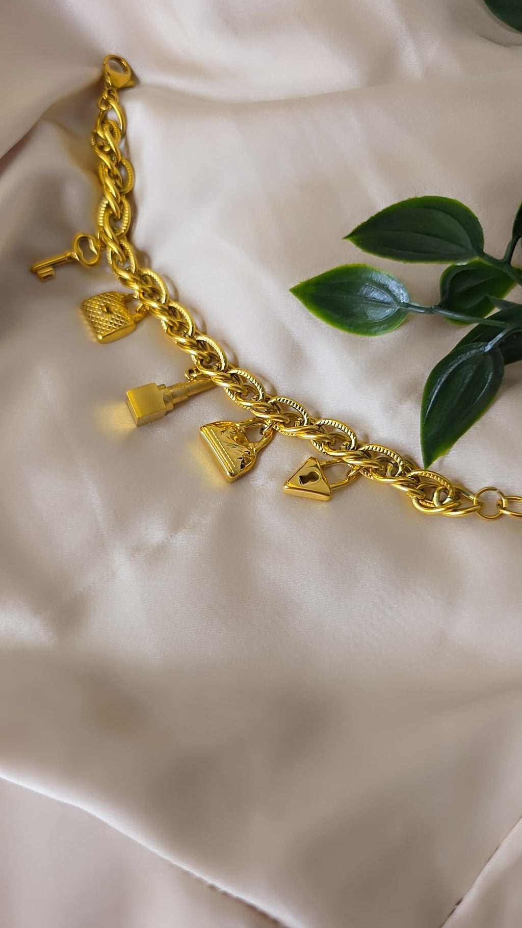 Gourmette motifs doré